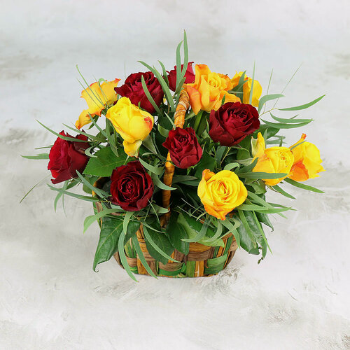 Изображение товара Монобукет Букет Маркет "Желтые и красные розы", 15 шт, в корзине