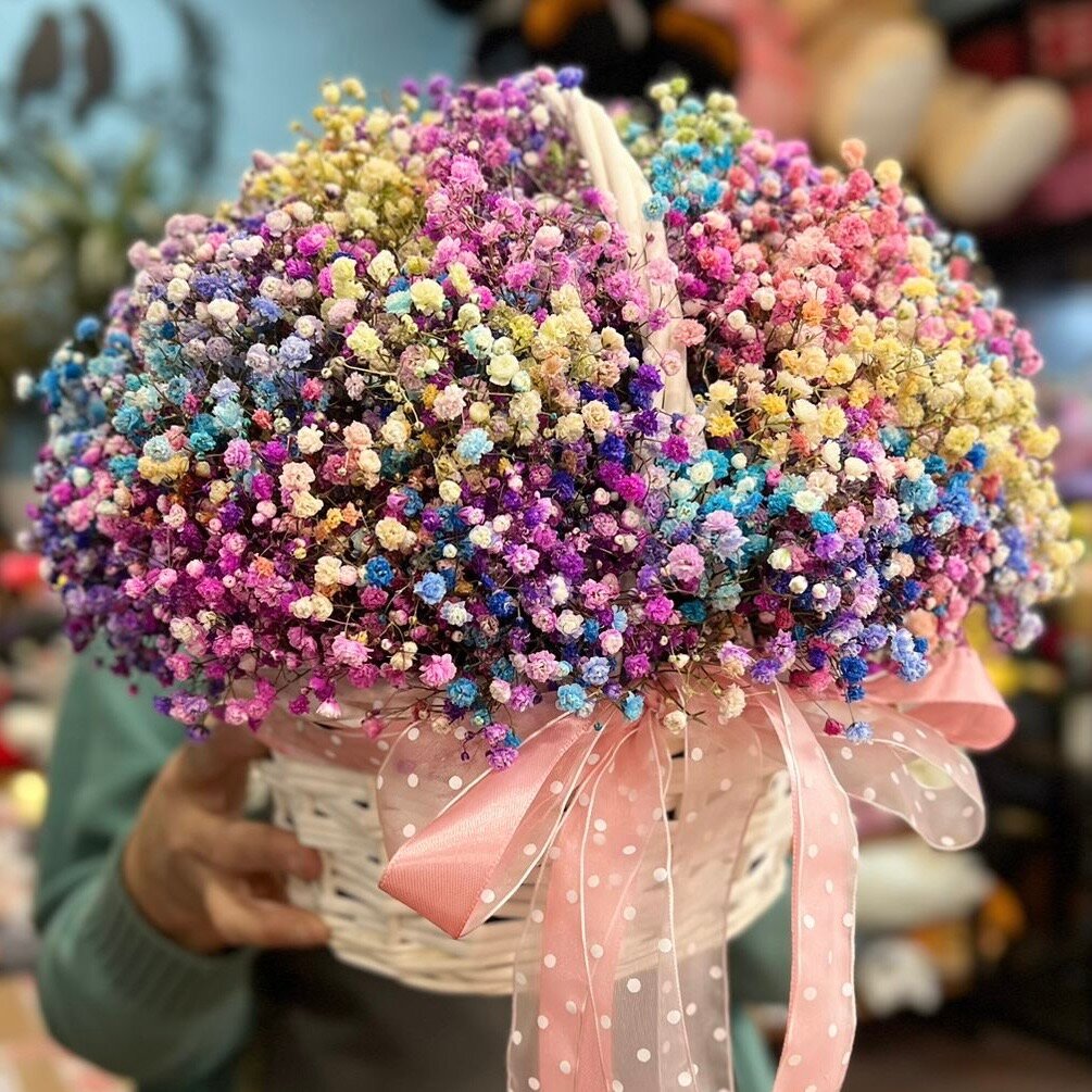 Букет из радужной гипсофилы в корзине, красивый букет цветов, шикарный, премиум цветы, премиум букет