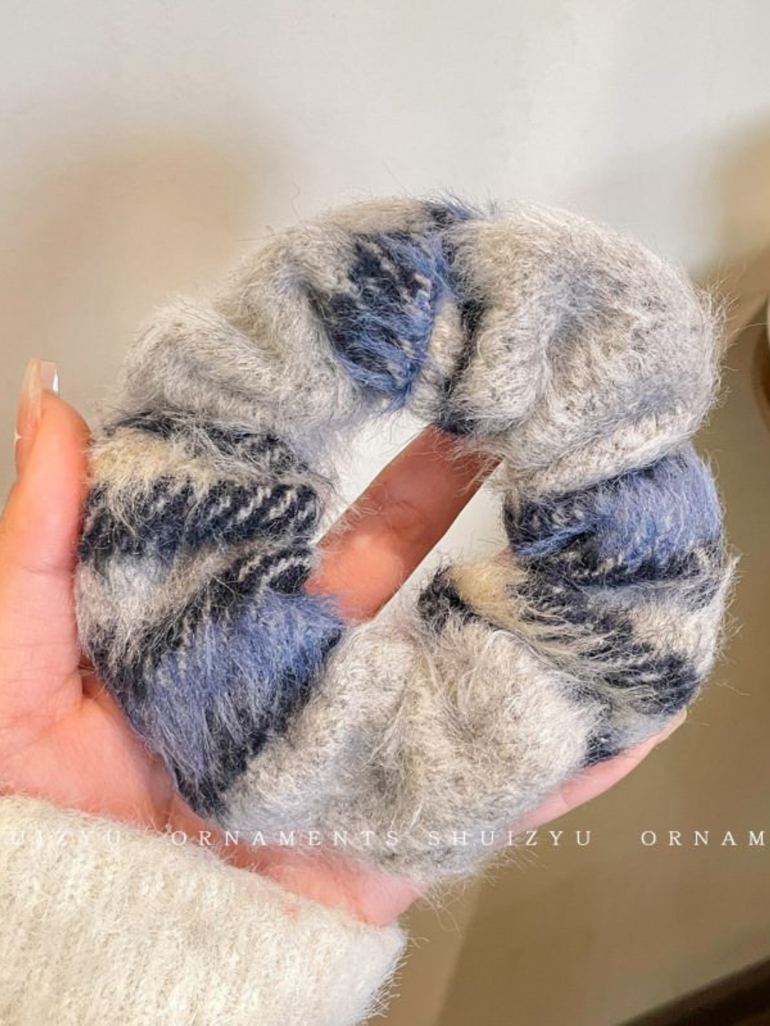 Мягкая структура резинки не травмирует волосы, не выдёргивает и не ломает их, не вызывает дискомфорта и головной боли