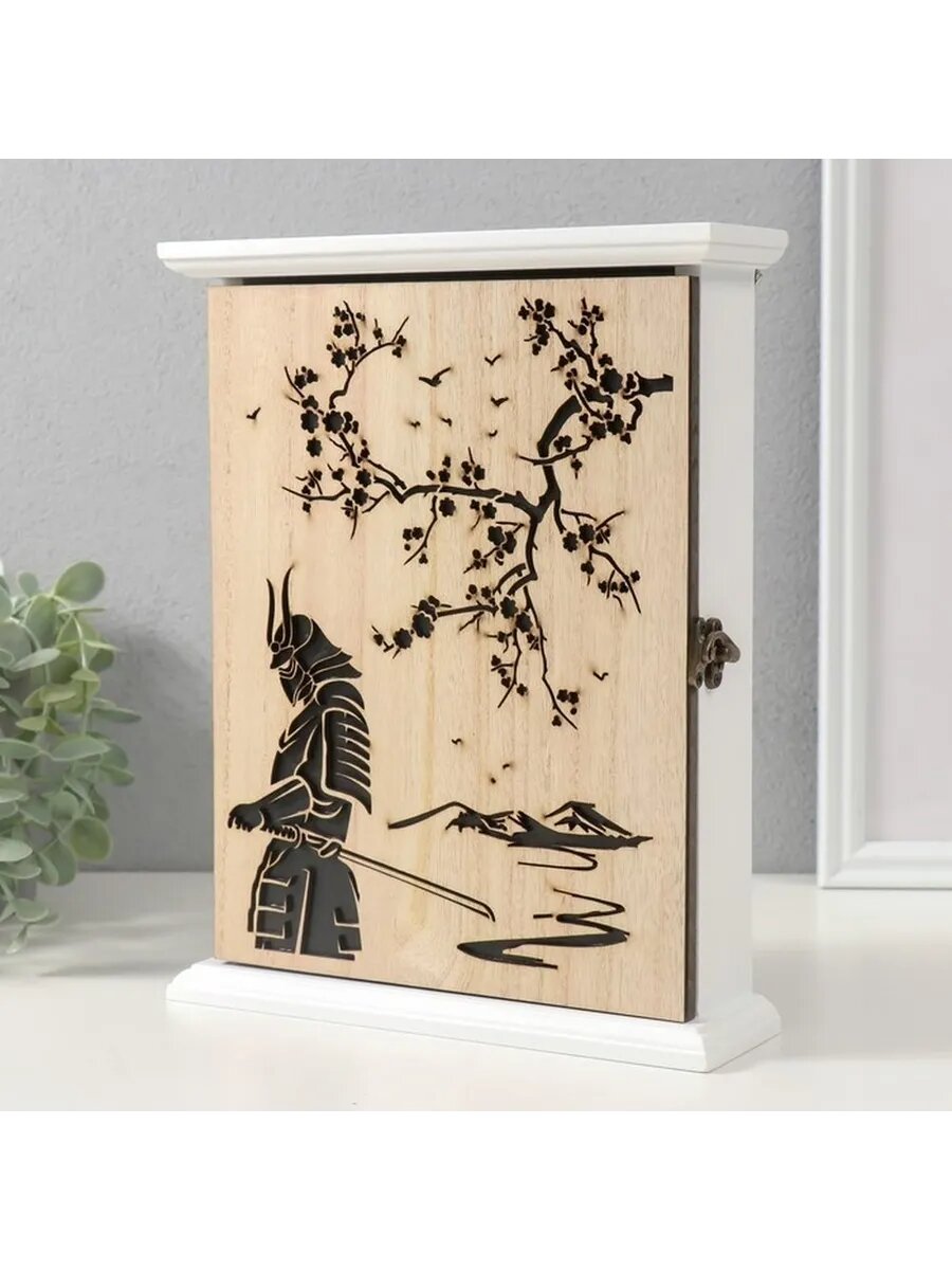 Стильная деревянная ключница с крючками