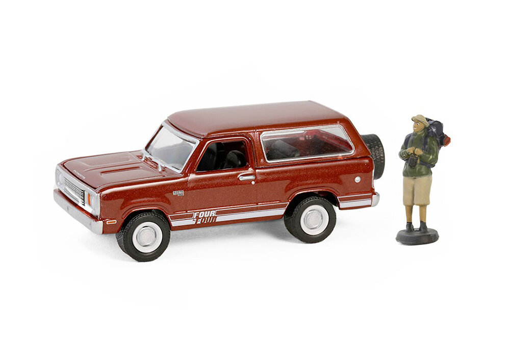 Модель коллекционная GREENLIGHT Plymouth trail duster с фигуркой туриста 1978 canyon red sunfire (длина модели 6-10 см)