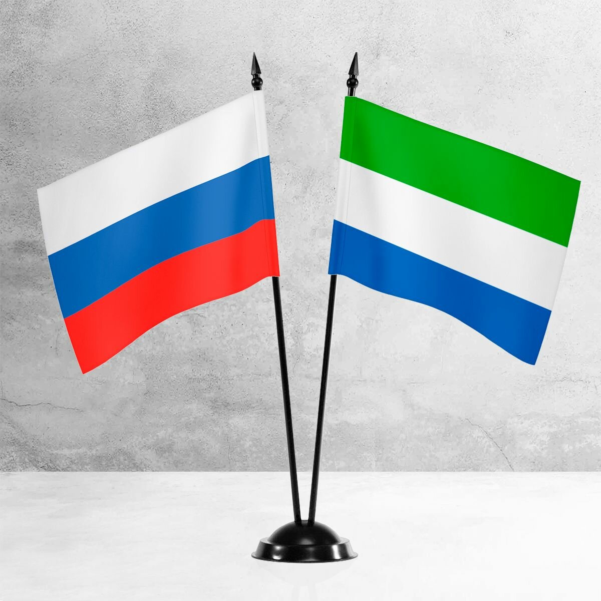 Настольные флаги России и Сьерра-Леоне на пластиковой черной подставке
