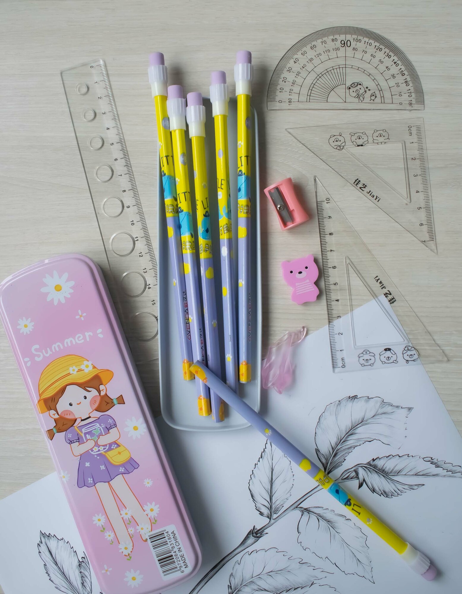 Подарочный набор канцелярии для девочек в школу на 8 марта — фото 1