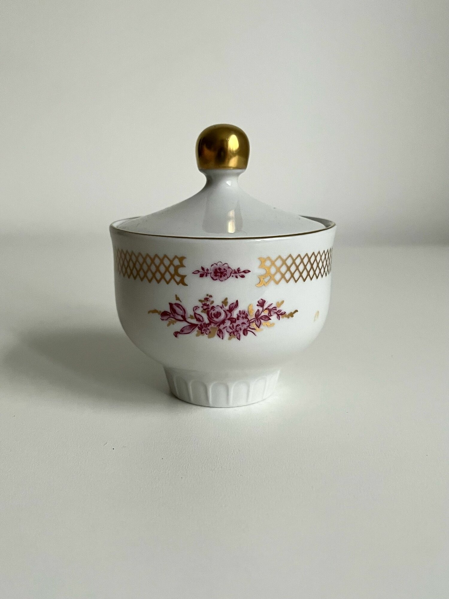 Сахарница с крышкой. Фарфор. Позолота. ГДР. Henneberg Porzellan. Высота: 5.5 см.