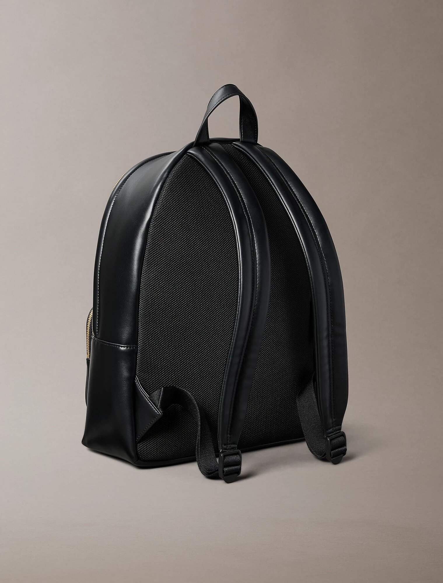 Сумка-рюкзак CALVIN KLEIN Met Monogramlogo In Reliëf, фактура гладкая, чёрный — фото 1