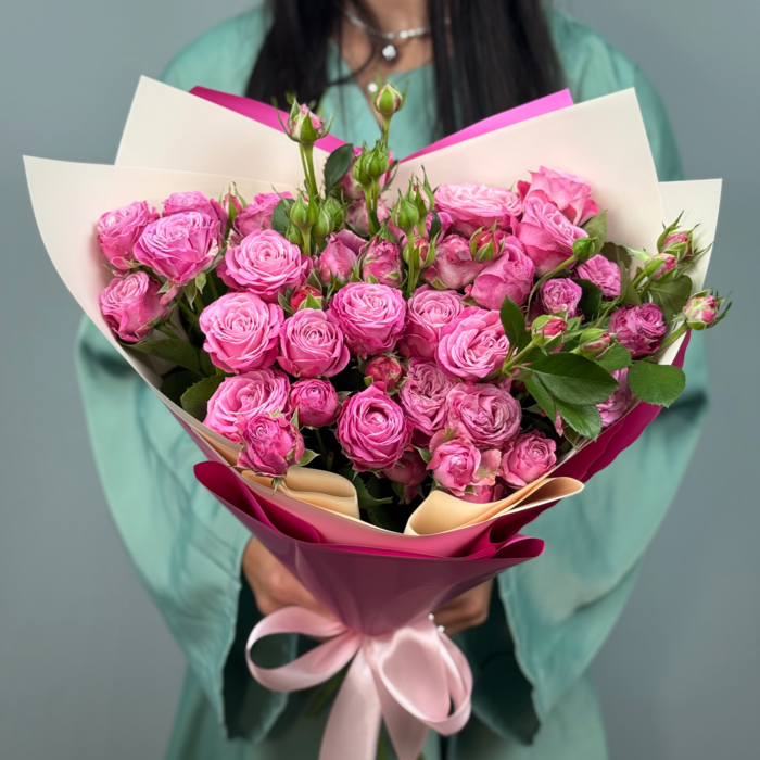 Букет кустовых пионовидных роз Бомбастик (9 шт) в стильной упаковке. «365 Поводов» - живые цветы с доставкой