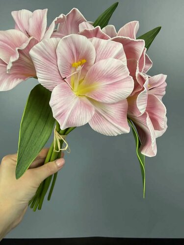 Изображение товара Искусственные цветы для декора из латекса премиум Гладиолус амариллис розовый букет для интерьера и декора