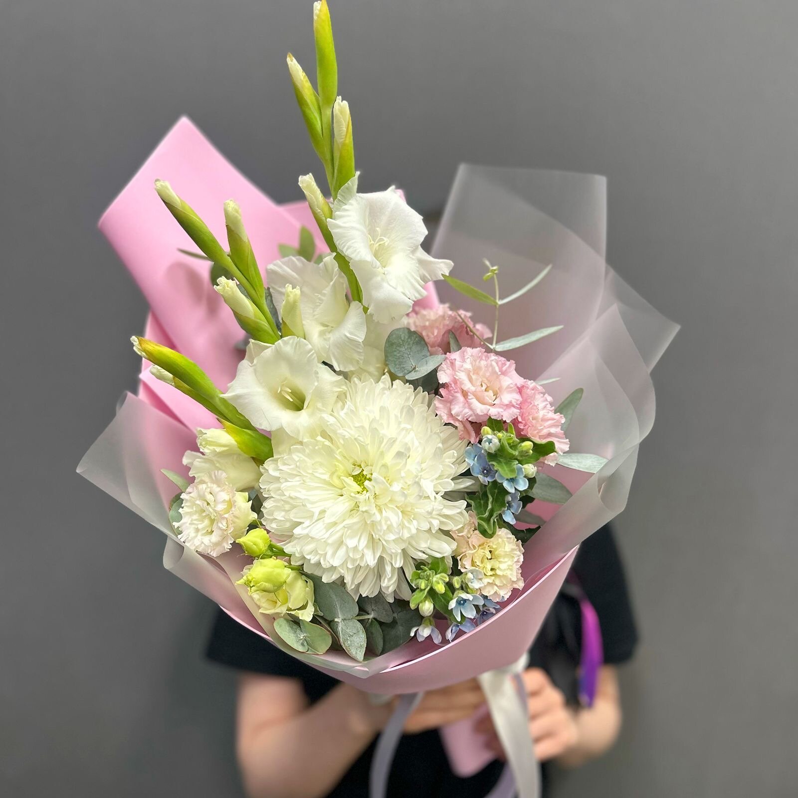 Микс с белой хризантемой и голубым оксипеталлумом в матовой пленке