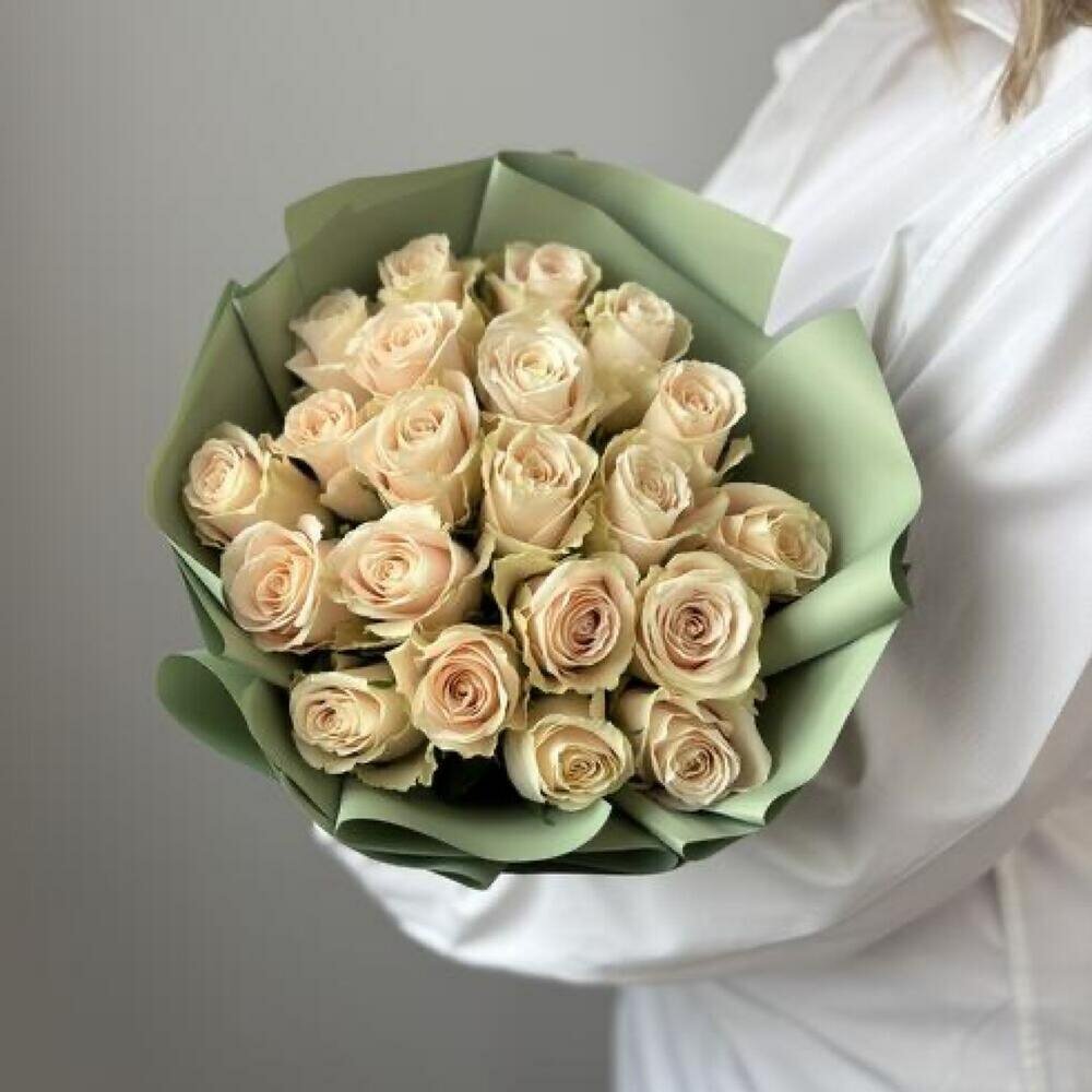 Букет из 21 персиковой розы Кения в матовой упаковке на 1 сентября