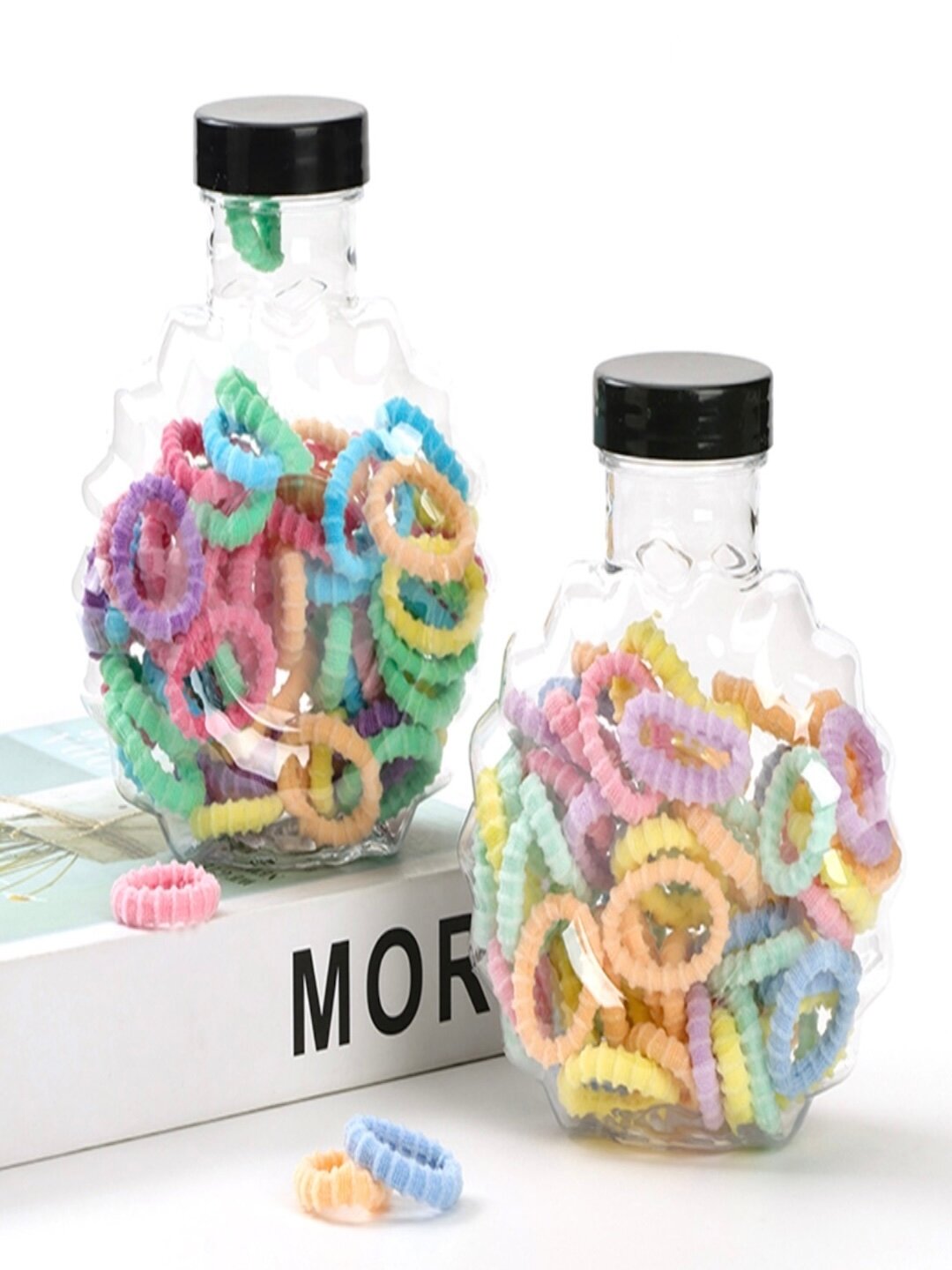 Разноцветные, мягкие и прочные резинки в контейнере. Надёжно фиксируют волосы, не повреждая их, 60 шт.