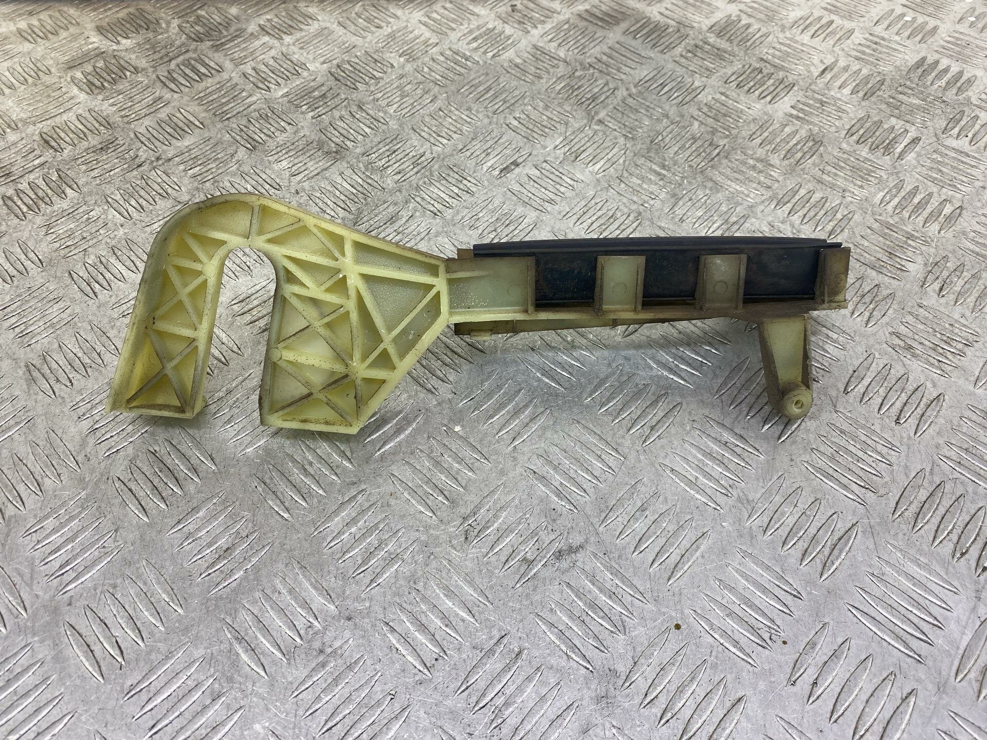Направляющая стекла передней правой Renault Megane 1 рест. (1999 - 2003) 8200200761