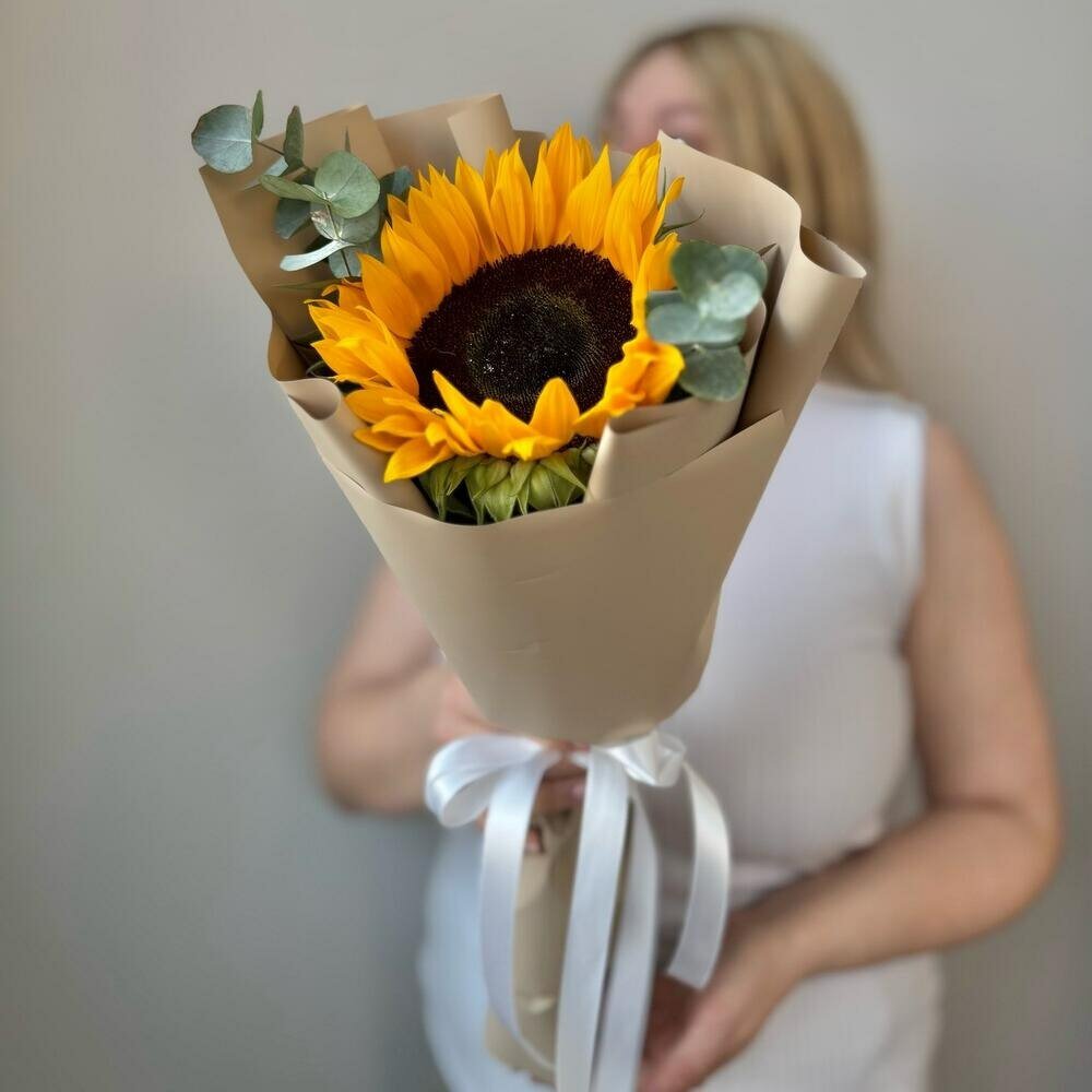 Букет с подсолнух ом и эвкалиптом в матовой упаковке на 1 сентября
