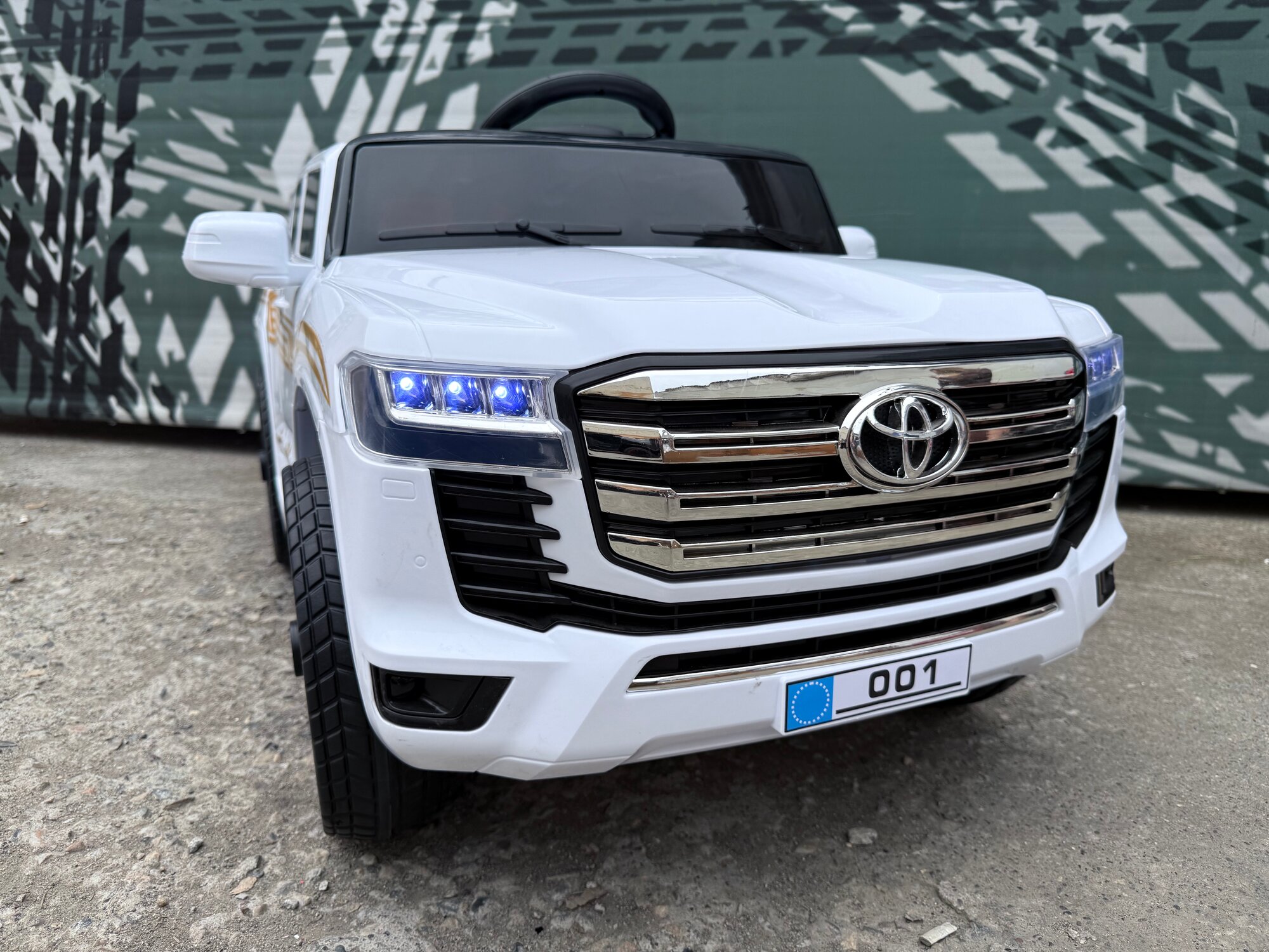 Детский электромобиль TOYOTA LAND CRUISER 12 v белый с пультом управления