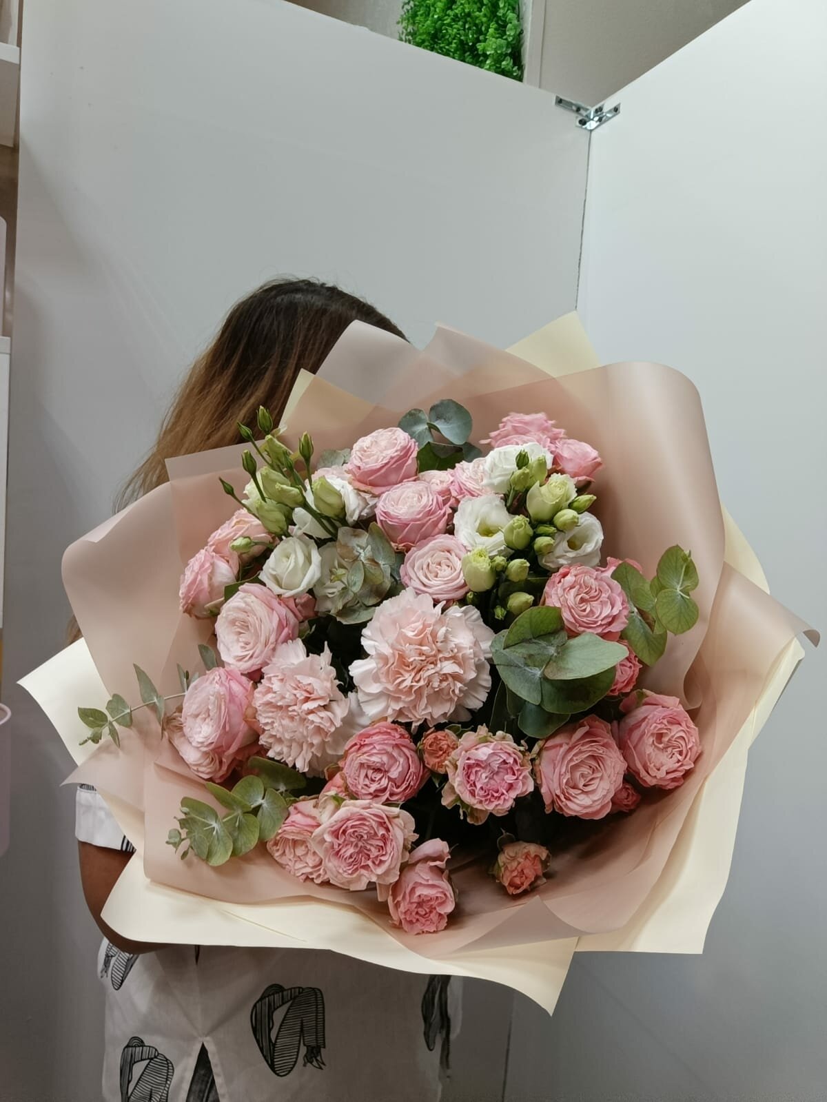 Букет "Крем-брюле" диантусы роза пионовидная кустовая эустома и веточек эвкалипта