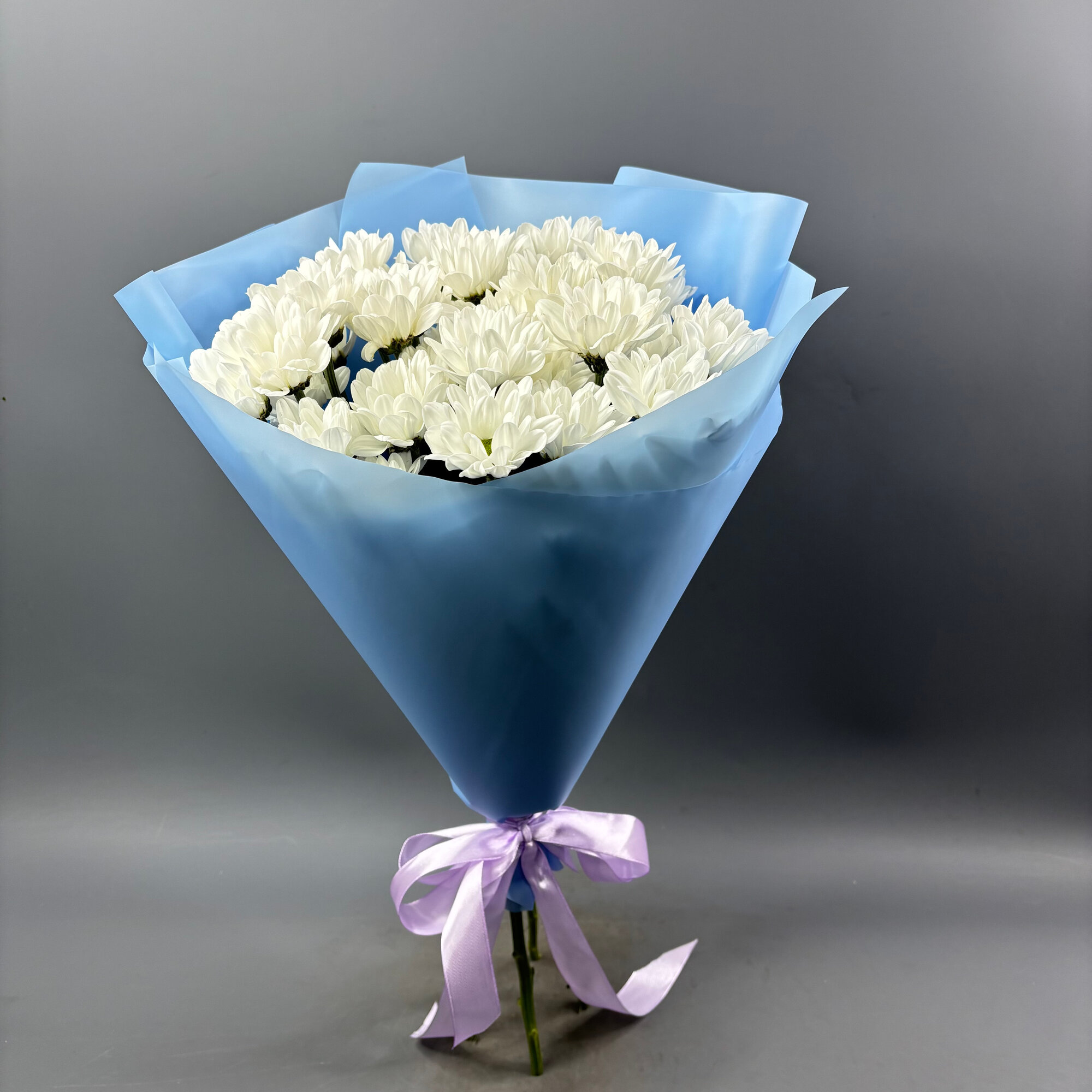 Букет из 5 кустовых белых хризантем в голубой пленке от АзалияНау
