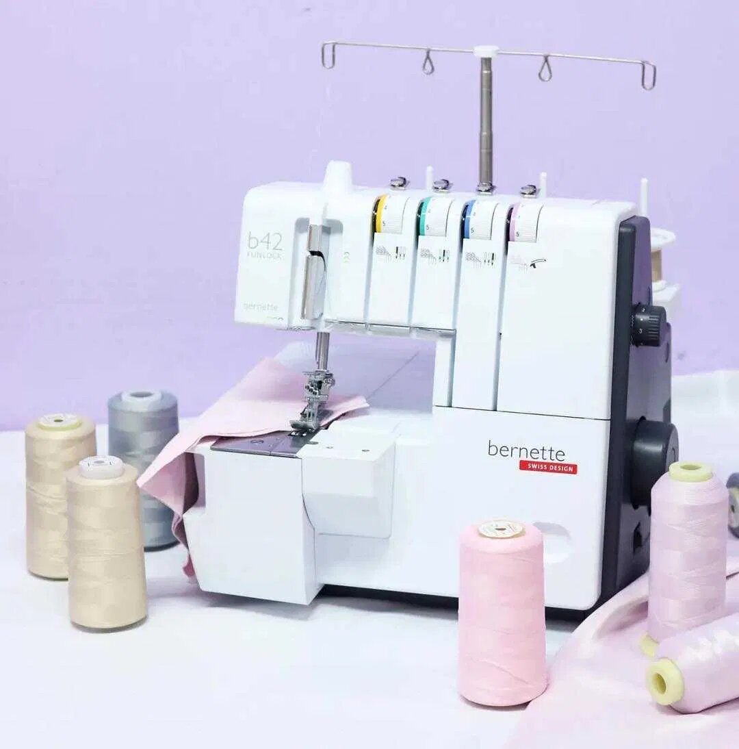Bernette 42 FUNLOCK — это Распошивальная плоскошовная машина,