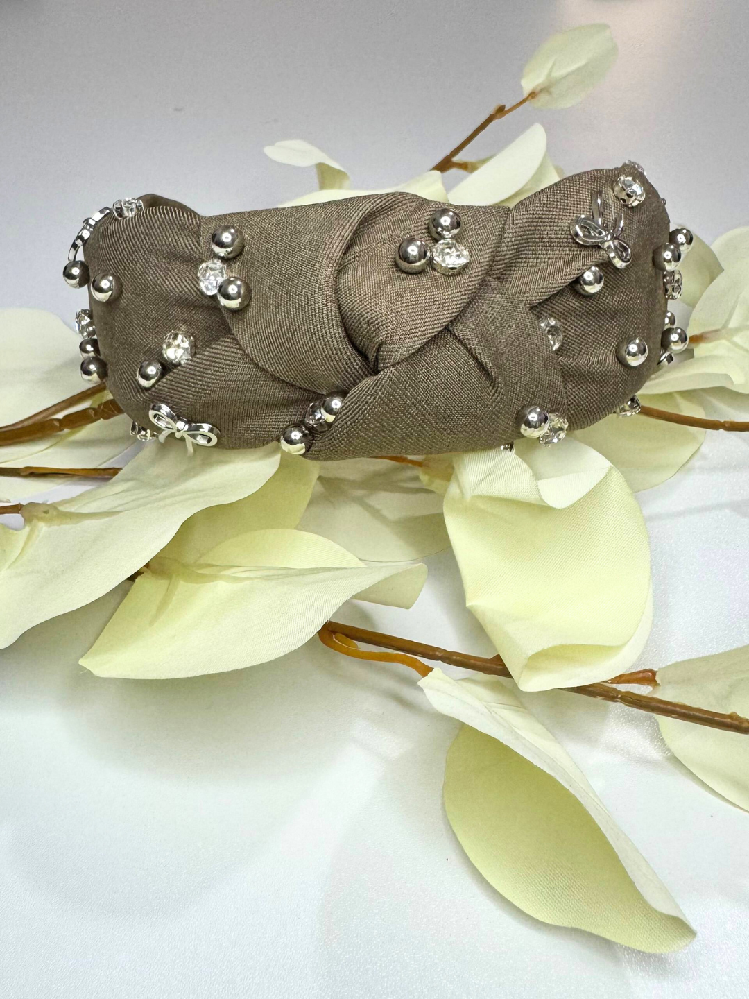 Ободок с жемчужным декором и узлом — стильный аксессуар для волос (1 штука)