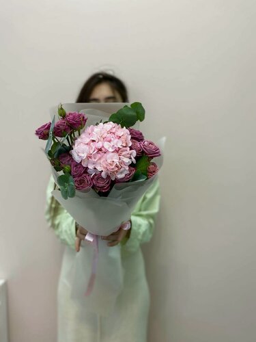 Изображение товара Букет живых цветов NURA FLOWERS, "комплимент", гортензия 1, роза кустовая 2 с эвкалиптом в дизайнерской упаковке