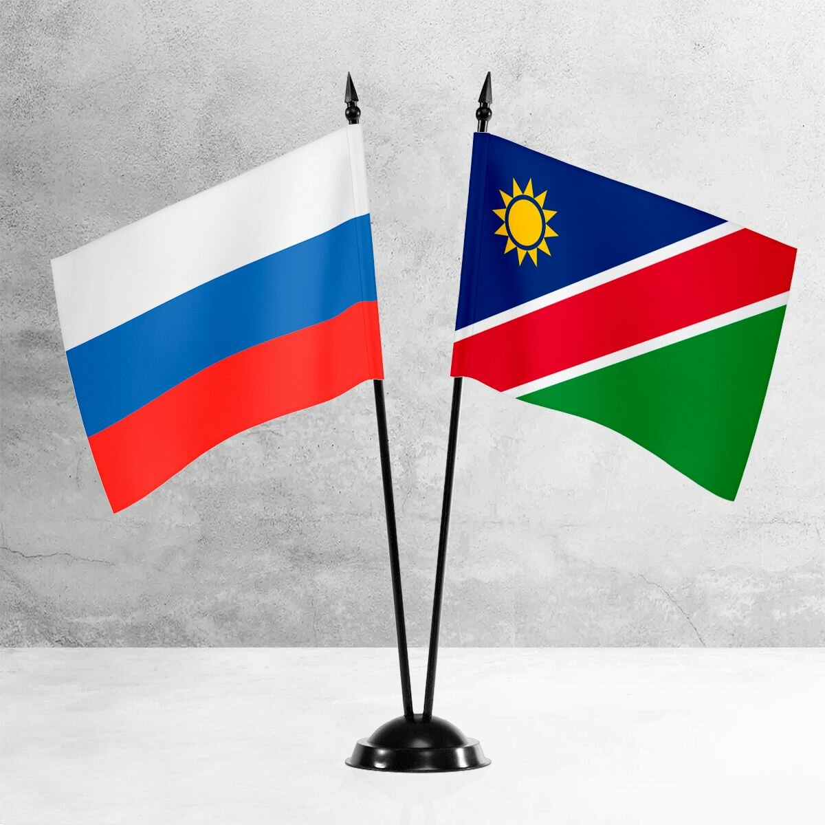 Настольные флаги России и Намибии на пластиковой черной подставке