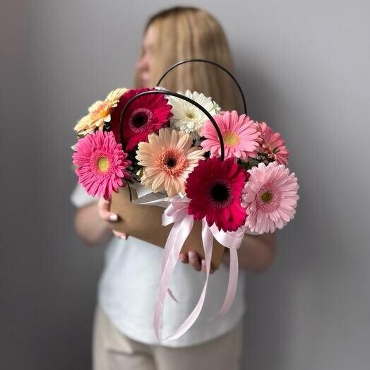 Сумочка с яркими герберами микс  украшена атласной лентой на 1 сентября