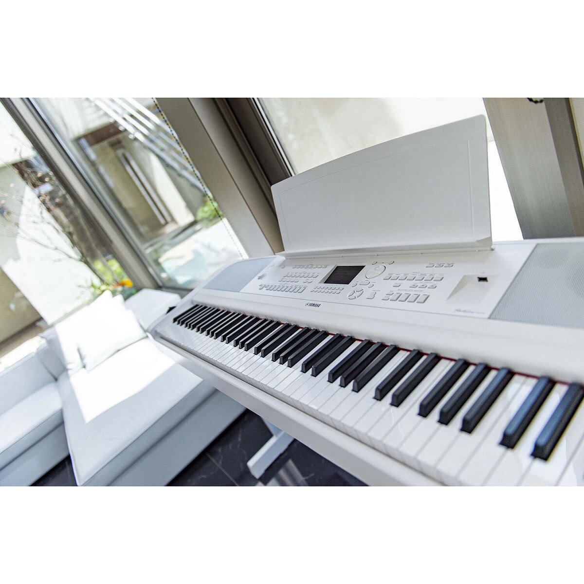 Пианино цифровое Yamaha DGX-670WH — фото 1