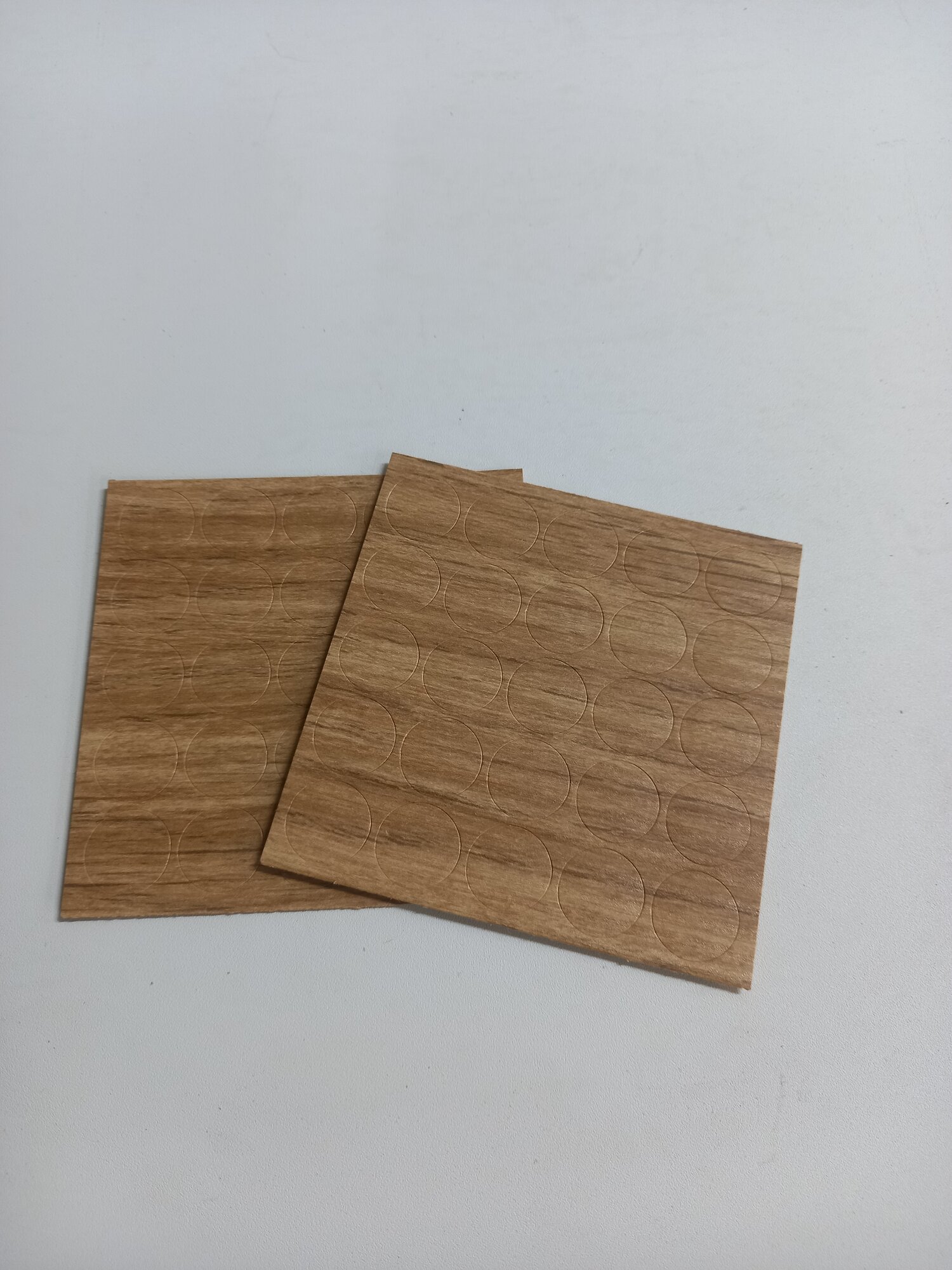 Заглушка самоклеющаяся дуб вотан (дерево). Диаметр 19мм 28 штук в комплекте