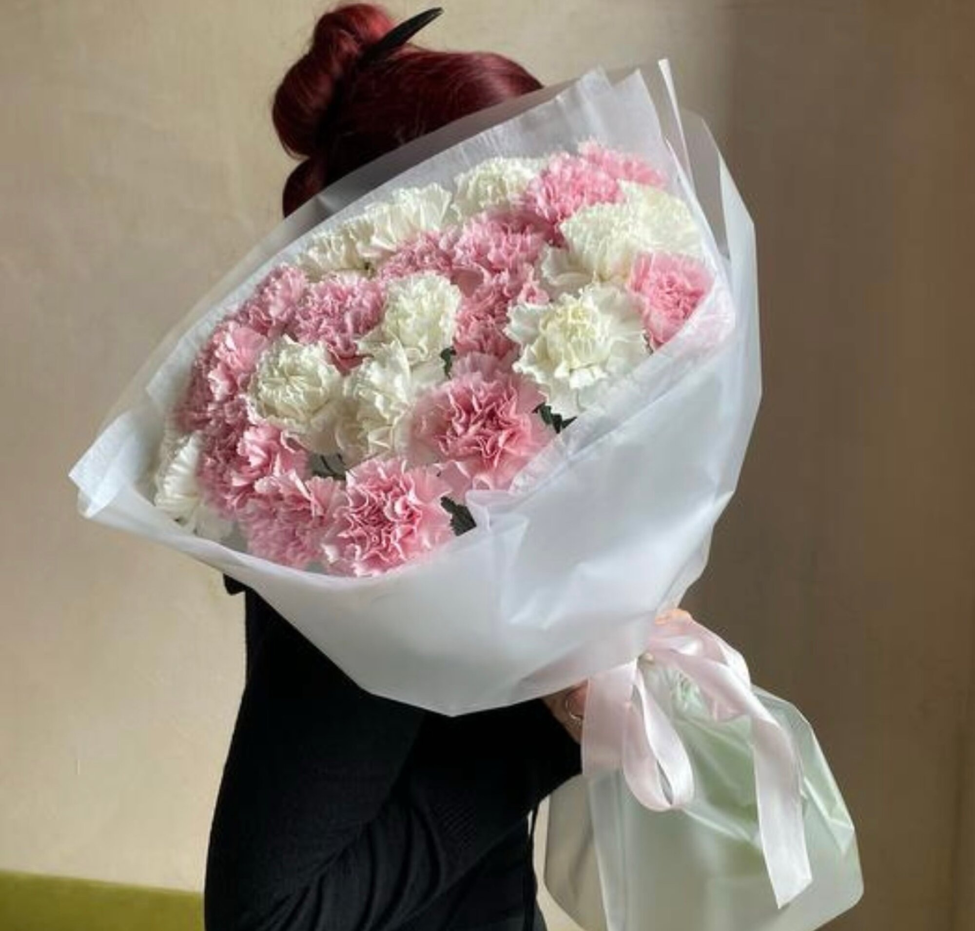 Букет из 25 штук нежных белых и розовых диантусов (гвоздики)