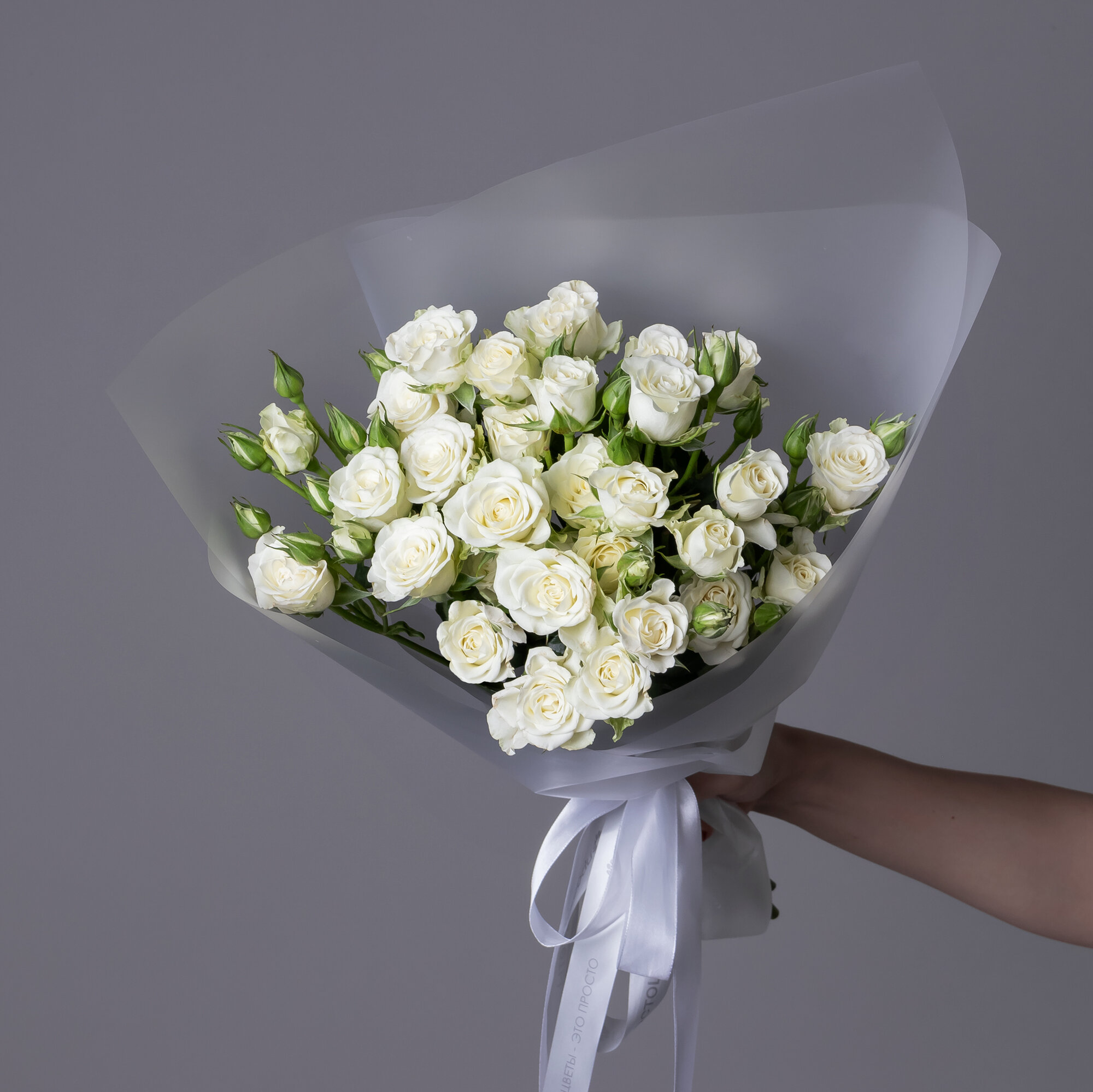 Букет Роза кустовая "Сноу Флейк" 7 шт Высота 50 см в коробке и аквабоксе от "Простоцветы"