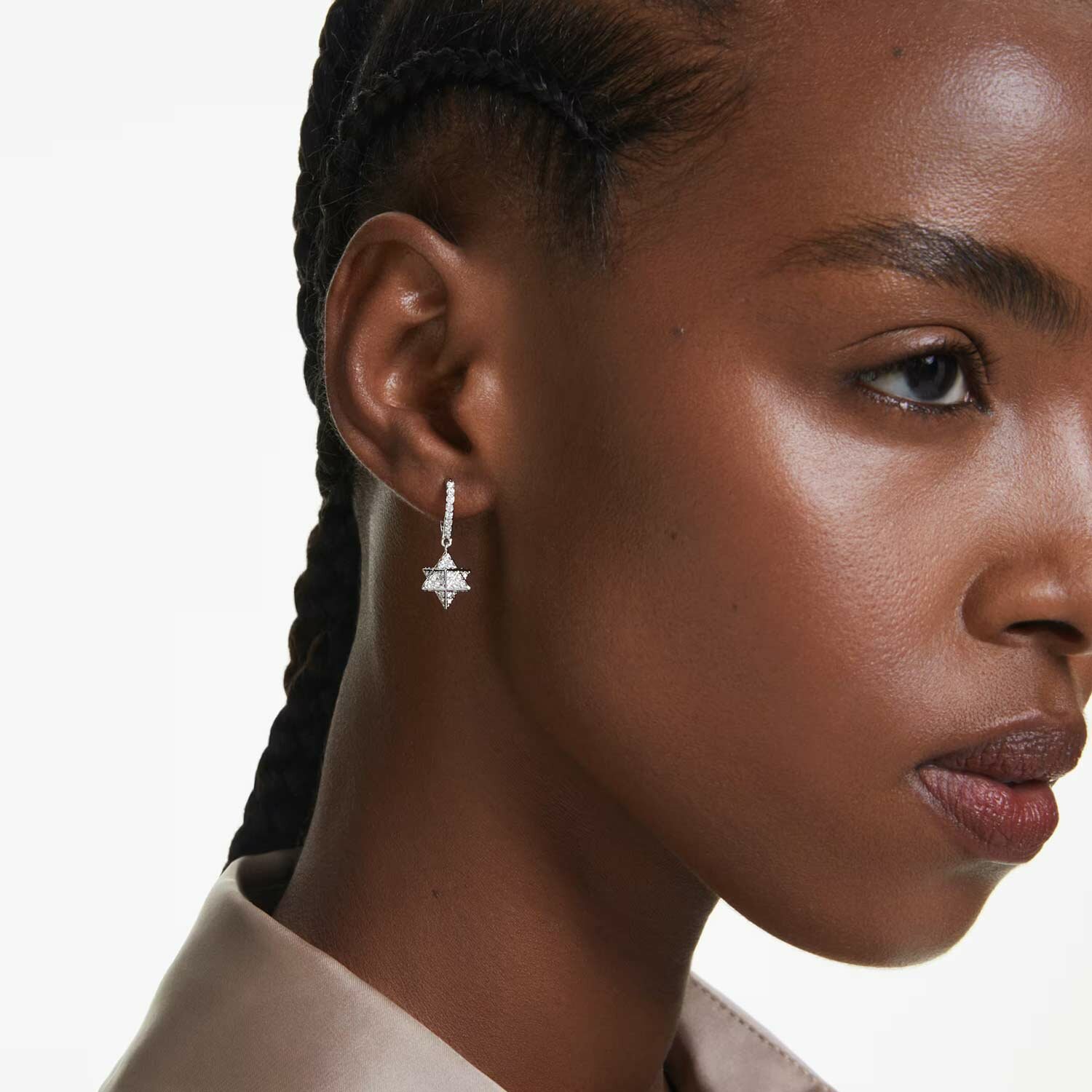 Серьги SWAROVSKI, кристаллы Swarovski, размер 26 мм, серебряный — фото 1