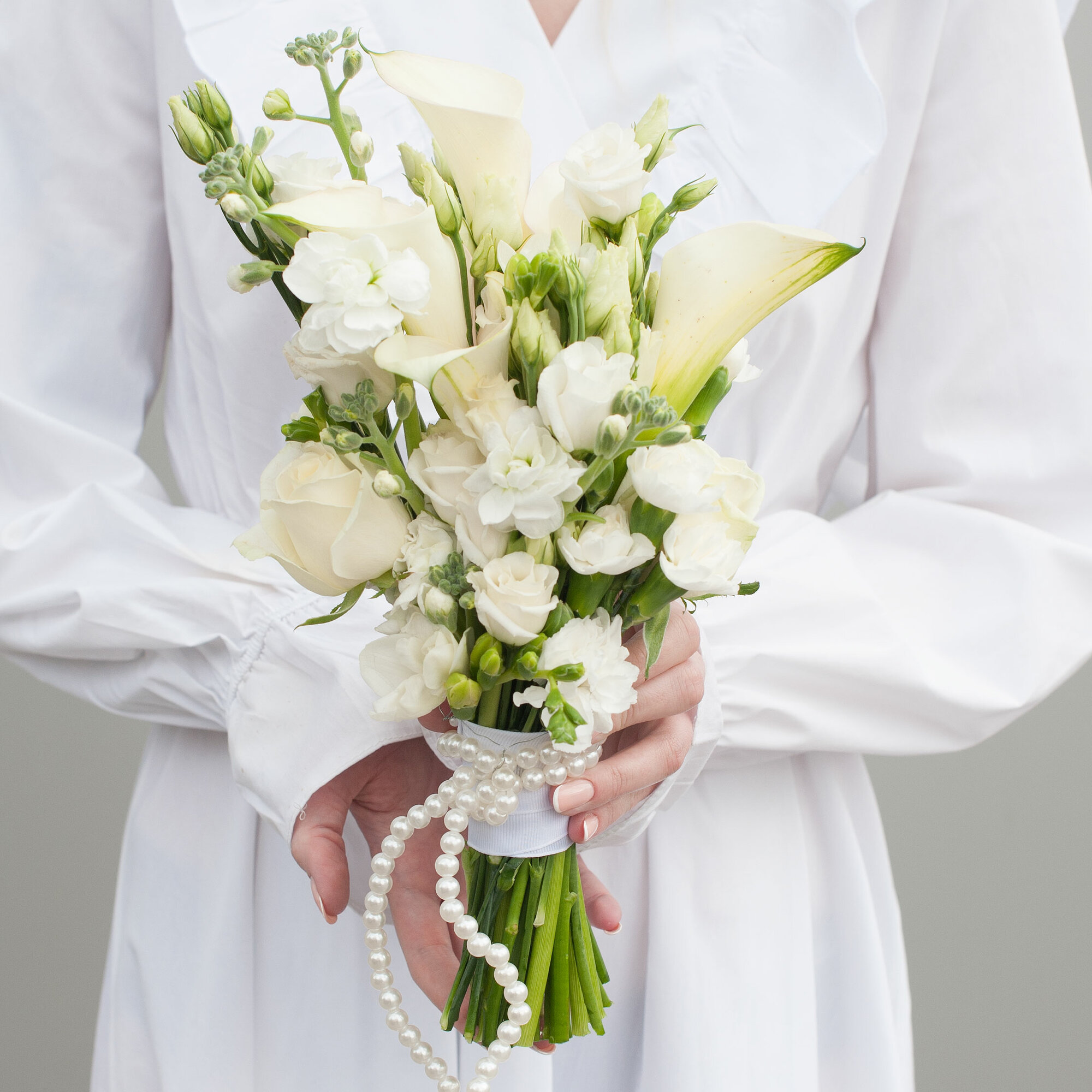 Букет невесты в белых тонах из калл маттиолы гвоздик лизиантусов фрезий "Арманда" (с бутоньеркой)