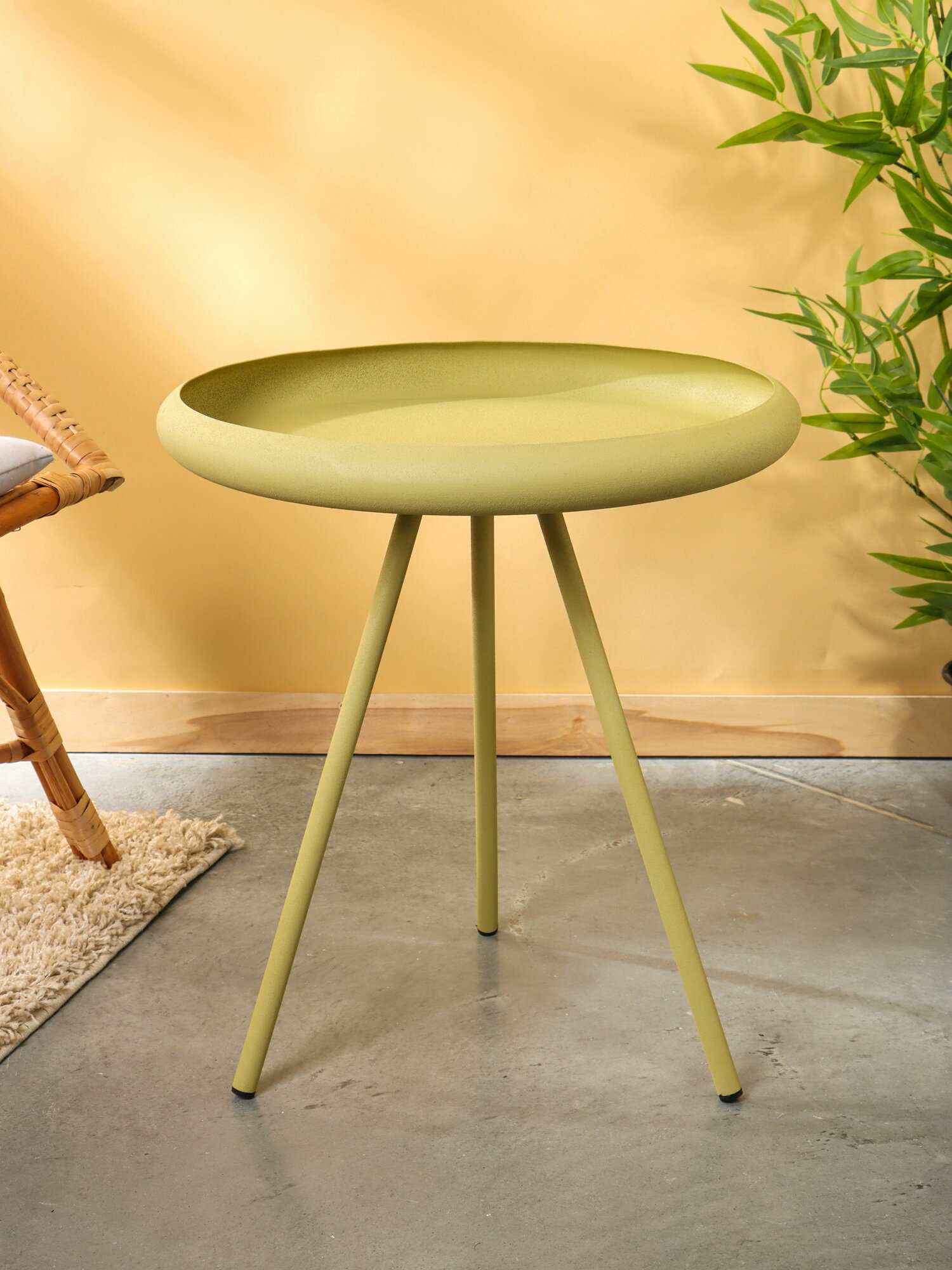 Столик журнальный текстурный 