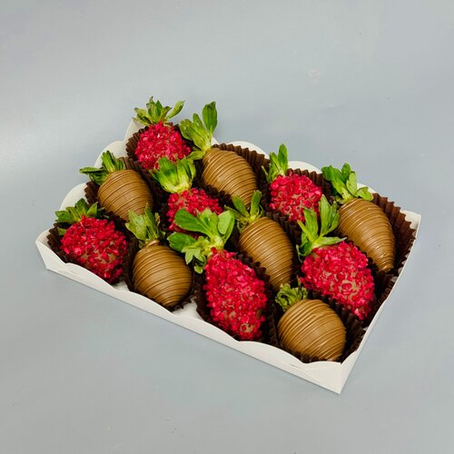 Изображение товара Набор клубника в шоколаде «Малиновый» (12-15 штук) в подарочной упаковке с бантиком