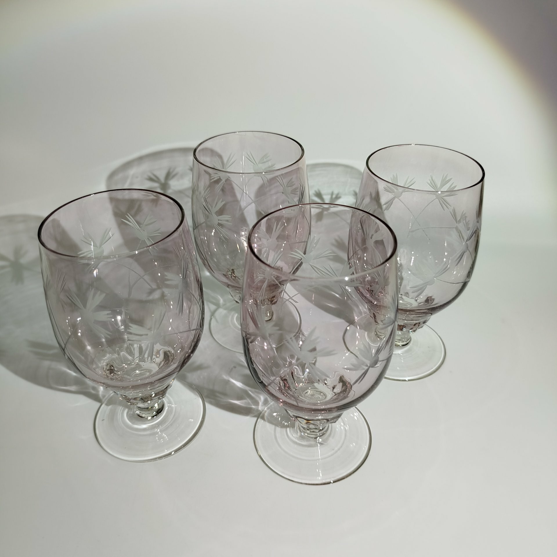 Набор из четырех бокалов розоватого оттенка с растительным декором (для крепких напитков)