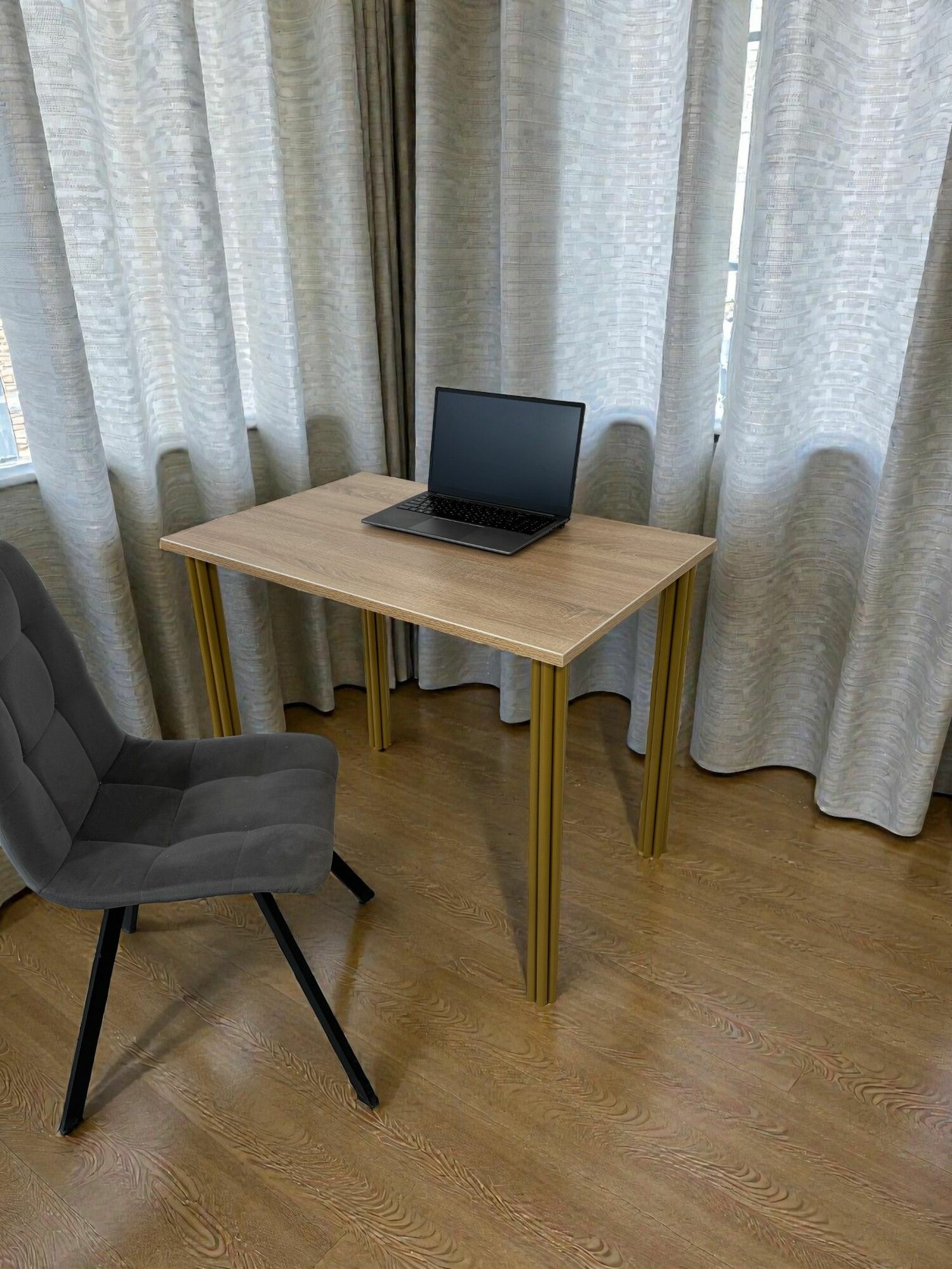 Стол дизайнерский письменный/ цвет Дуб Сонома, 90*60 см. Ножки золотые.