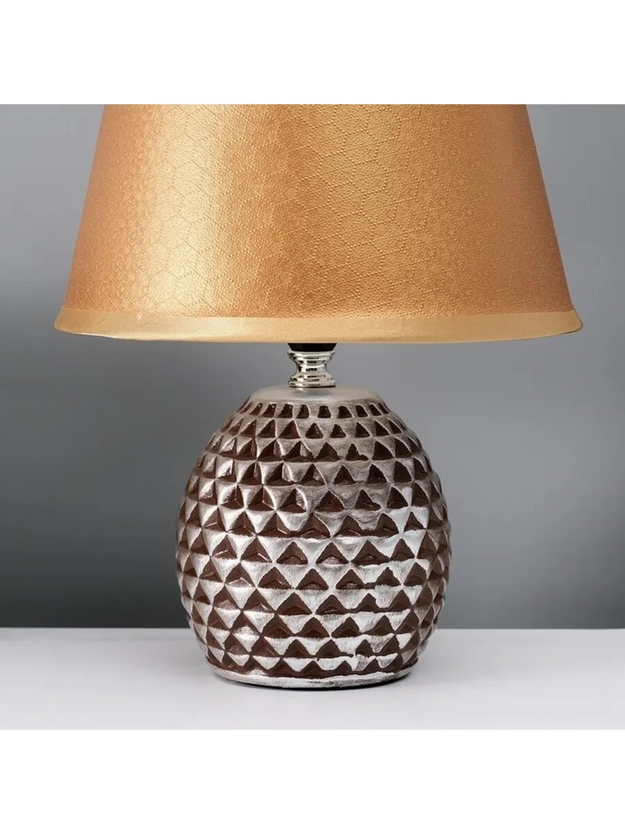 Эстетичная настольная лампа с цветным абажуром