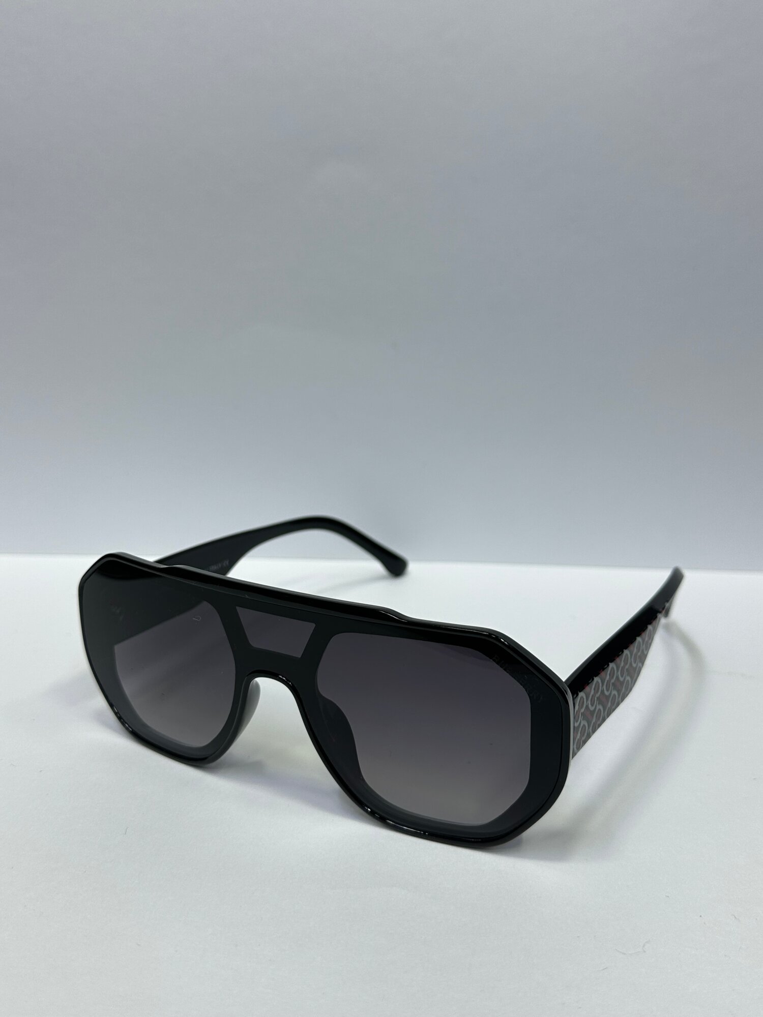 Oчки для защиты глаз от солнечных лучей и подходят для повседневного использования.