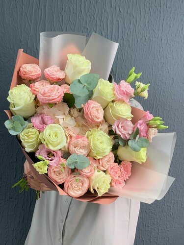 Изображение товара Букет свежесрезанных цветов из роз, гортензии и ароматного эвкалипта 64