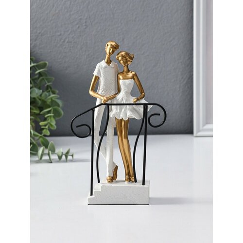 Фигура полистоун Парочка стоит на лестнице с перилами бело-золотой 4412521 см 1787₽