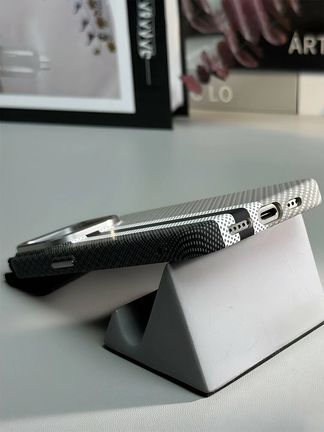 Защитный чехол с карбоновой текстурой для iPhone 14 Pro Max тонкий ударопрочный — фото 1