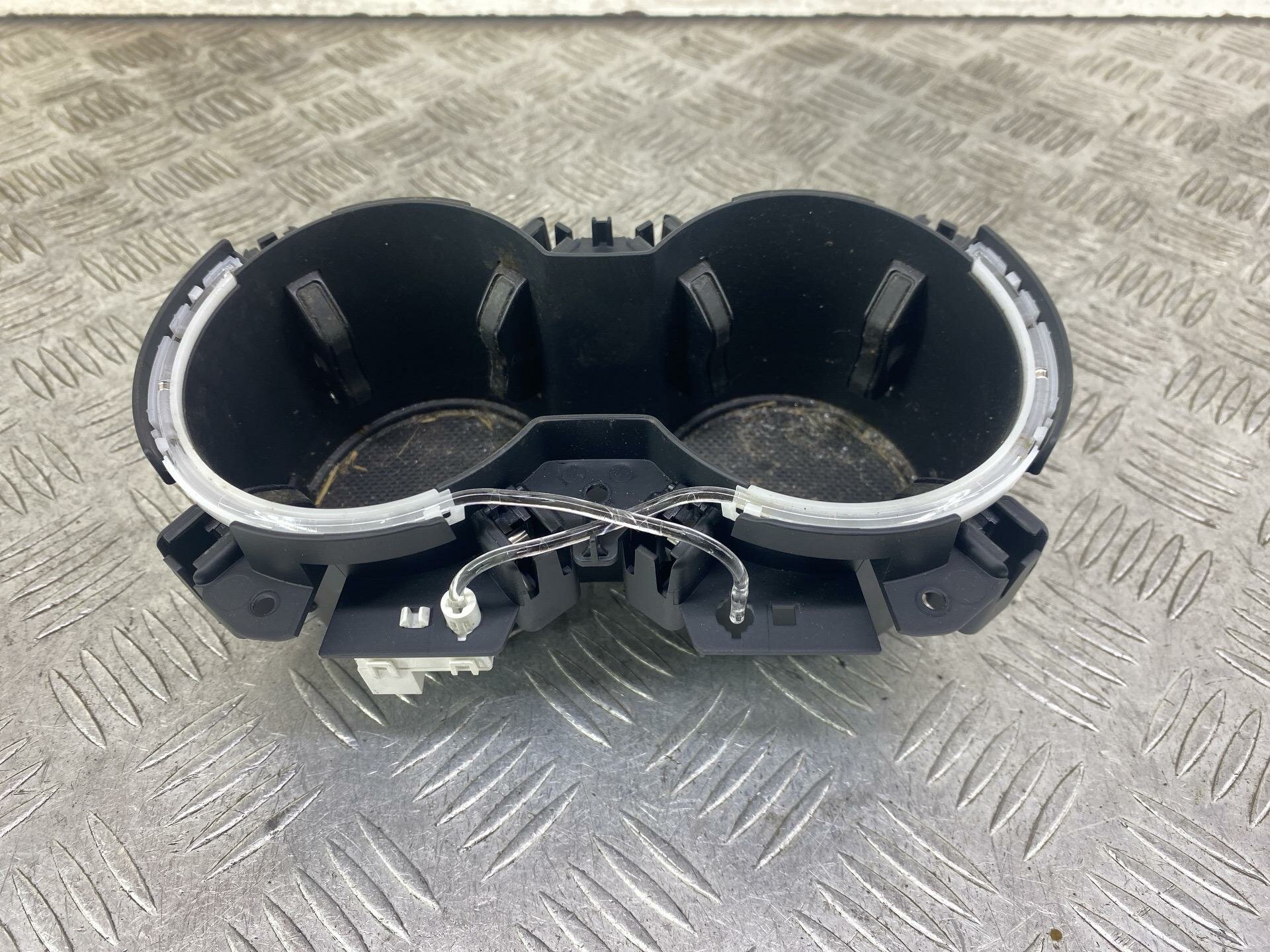 Подстаканник Audi A4 B9 2017 8W0862533