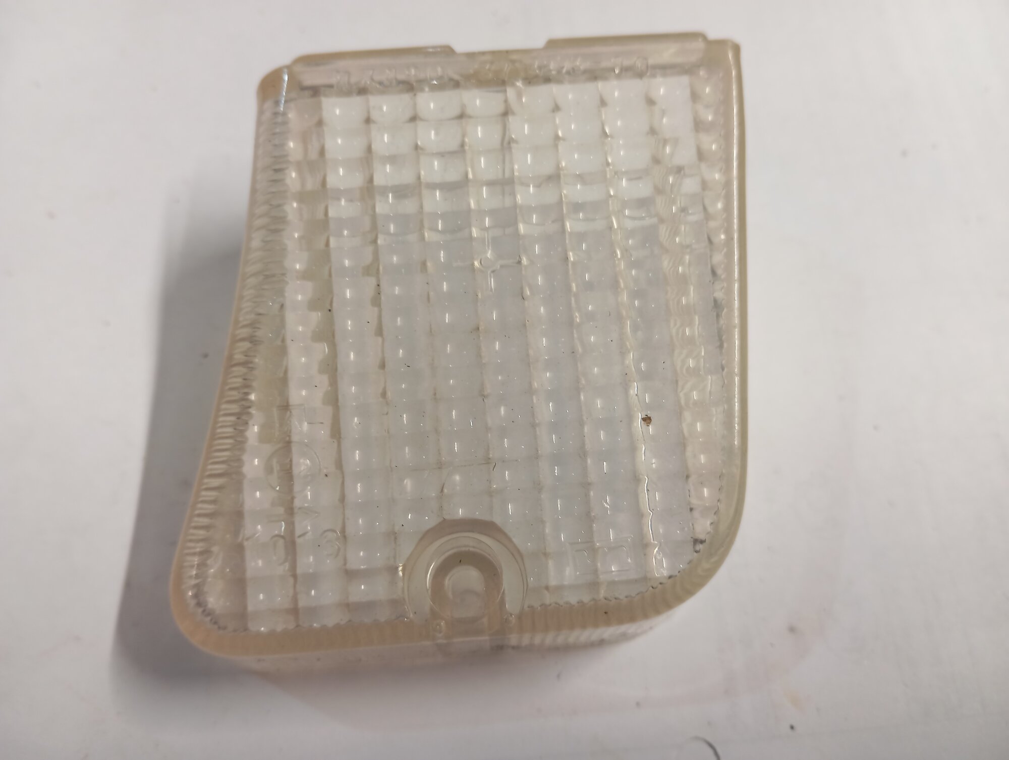 Стекло правого габаритного фонаря на москвич комби.