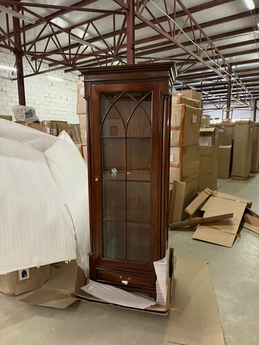 Изображение товара Витрина 1 дверная DOMKORLEONE с полками и ящиком, красное дерево (mahogany wood), цвет орех CMH (темно-коричневый)