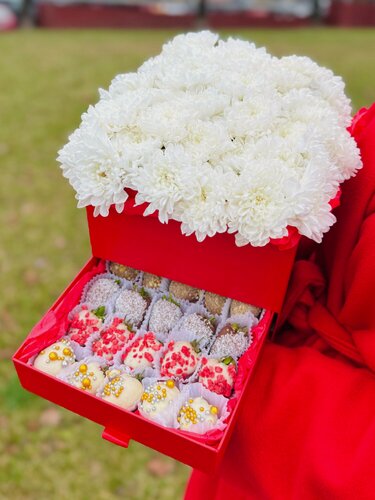 Изображение товара Шкатулка с хризантемой и клубника в шоколаде 20 шт, шикарный подарок девушке