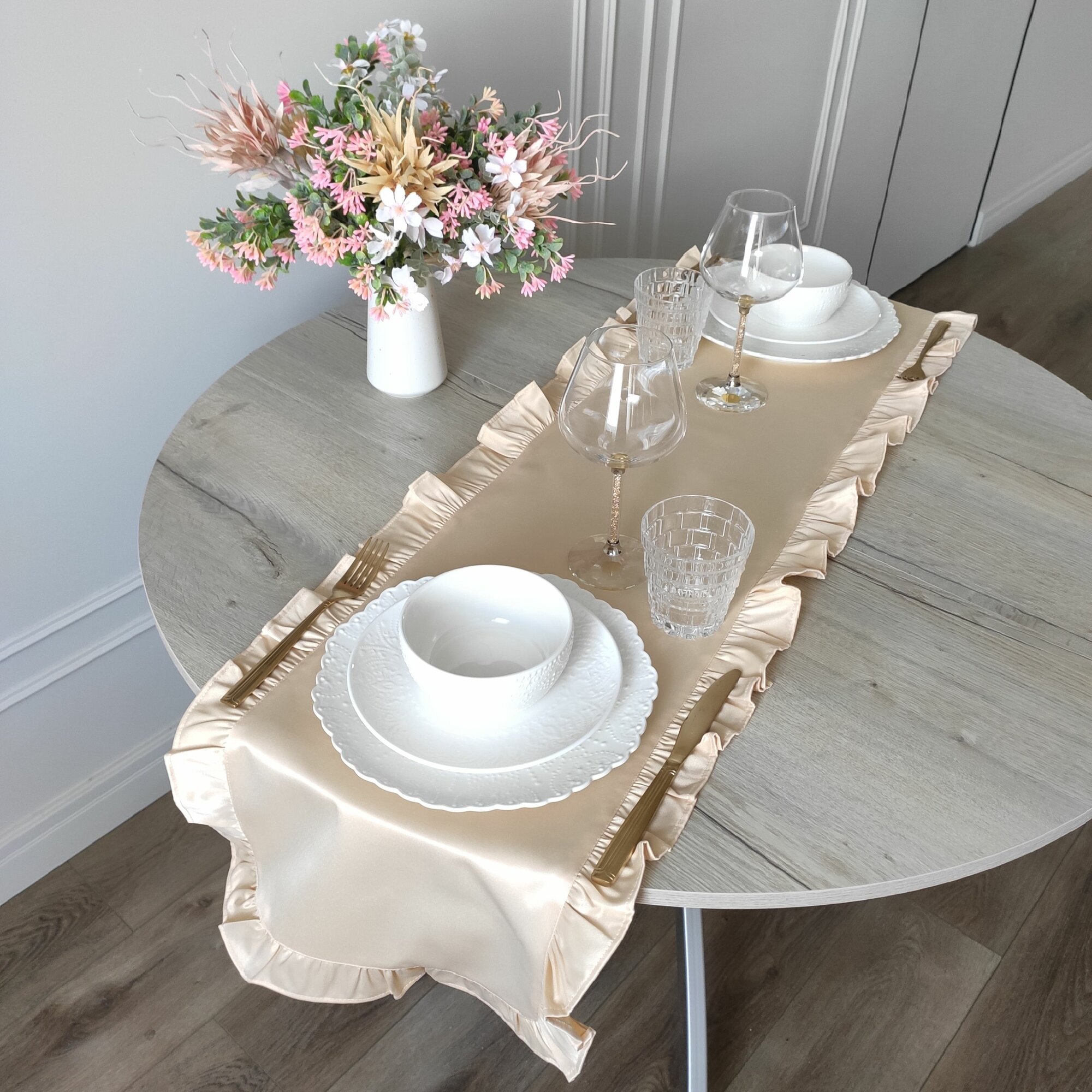 Дорожка на стол тканевая с рюшами 40х120см водоотталкивающая бежевого цвета