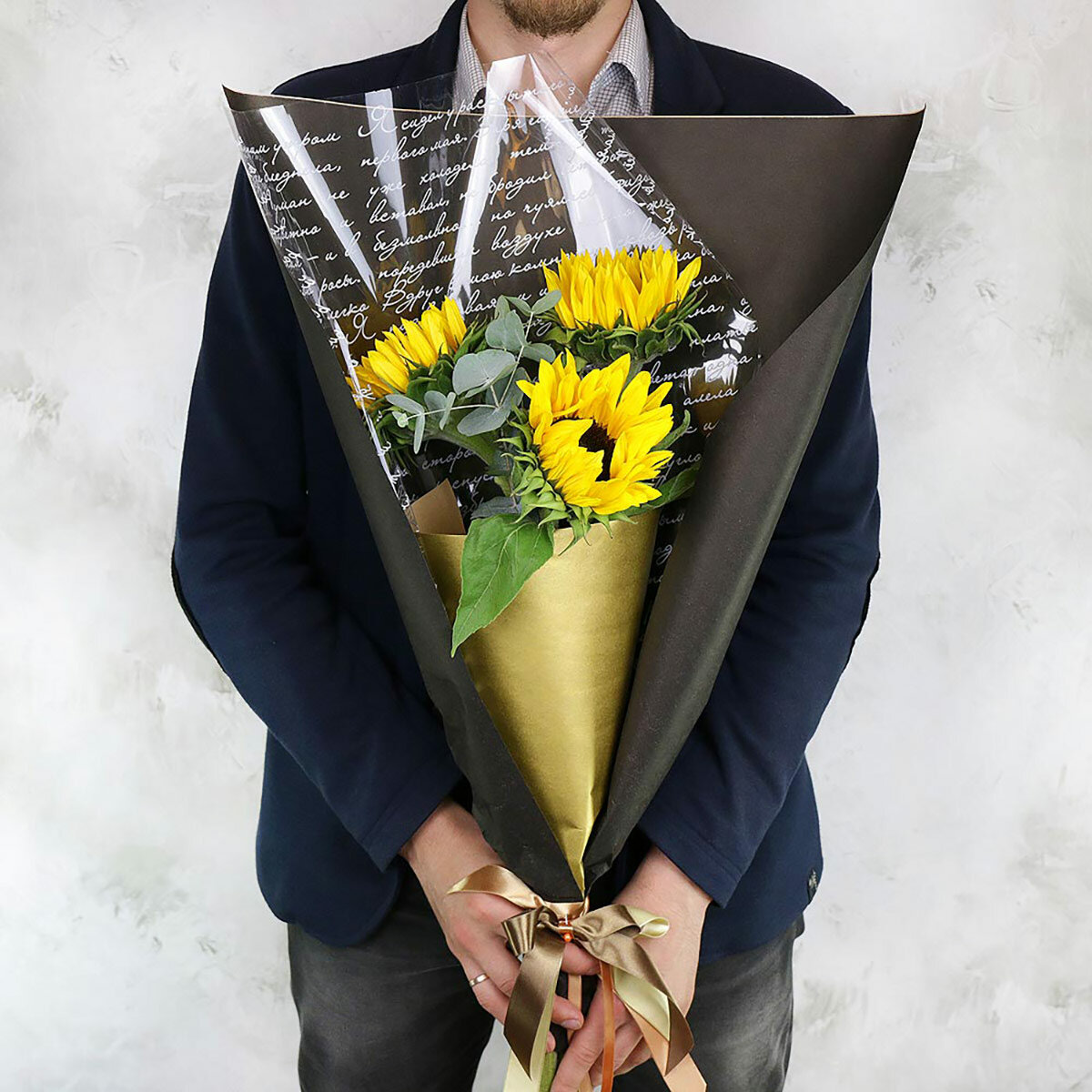 Букет из подсолнухов и листьев эвкалипта в оригинальной упаковке