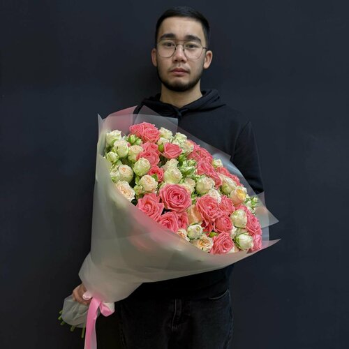 Изображение товара Rрасивый букет из 19 кустовых роз высотой 60 см свежие WOW-Flowers