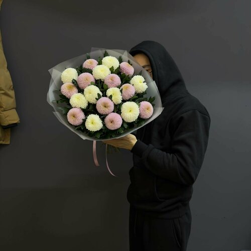 Изображение товара Букет "Момока", 19 хризантем микс, пышный, высота 50 см, доставка
