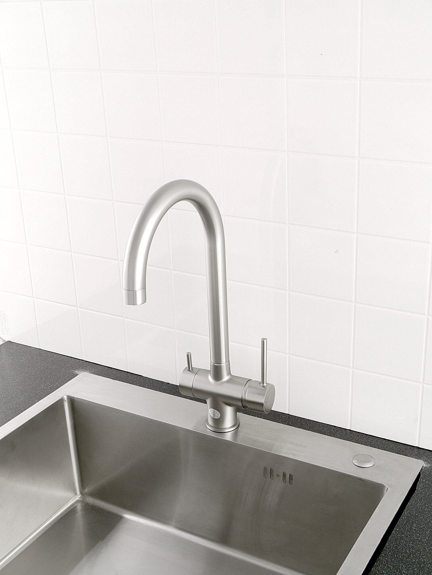 Смеситель для кухни, латунь, поворотный излив, аэратор, экономия воды, серый — фото 1