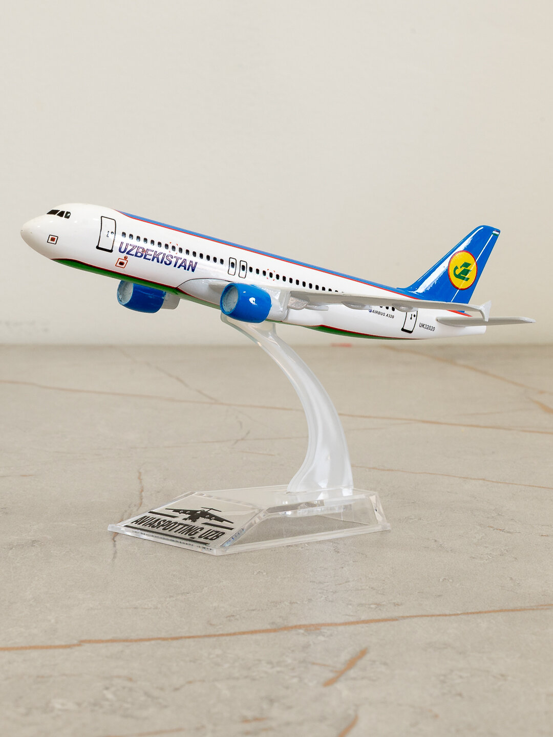 Коллекционная модель самолёта Airbus A320 авиакомпании Uzbekistan Airways (Uzairways, Узбекистан Эйрвейз), цвета флага. Длина 14 см. Металл + пластик. Шасси нет. Можно использовать на подставке. Не игрушка, 14+.