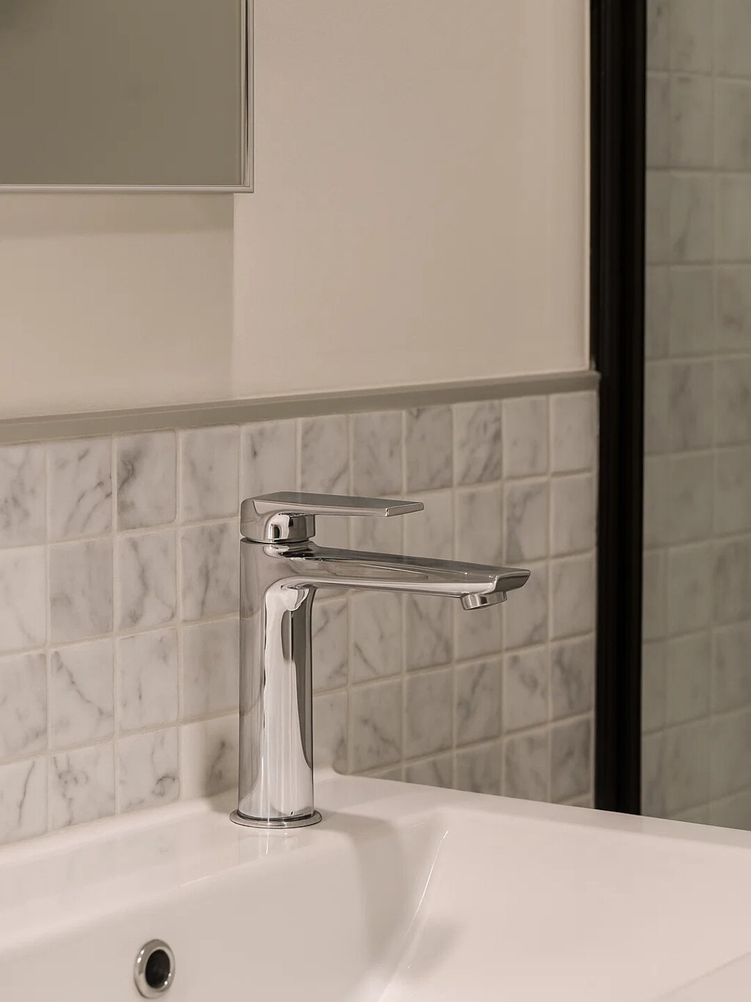 Современный смеситель для умывальника с высоким изливом и эргономичным рычагом